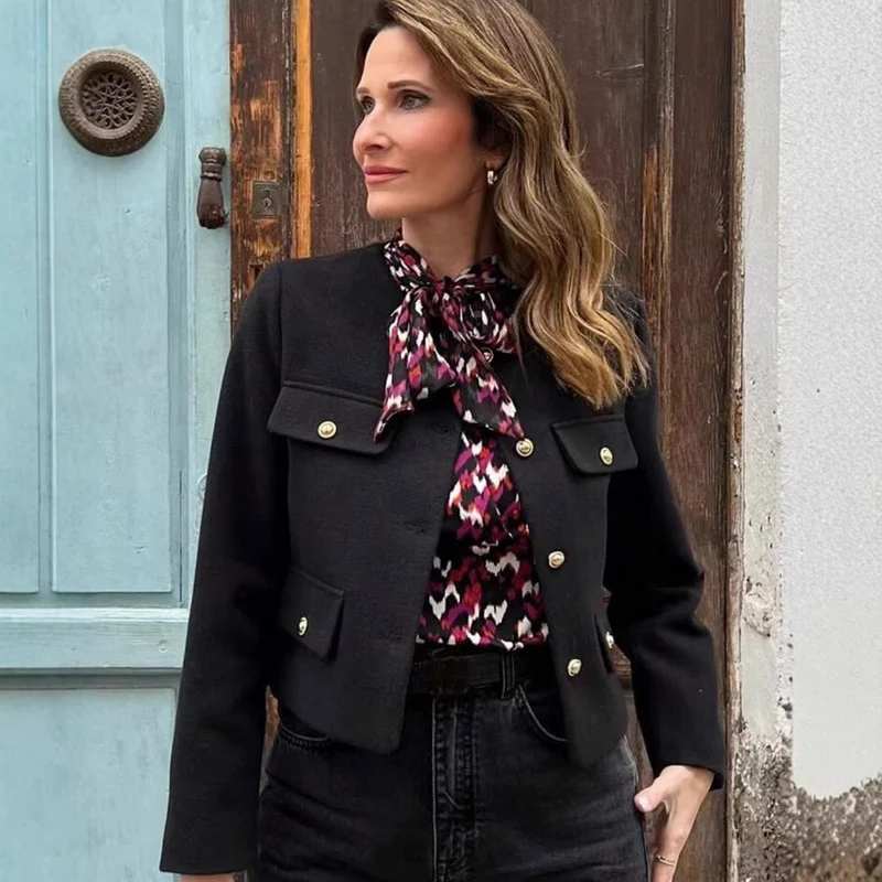 Damen Kurze Bouclé-Blazerjacke mit Rundhalsausschnitt, Zierleistentaschen und goldfarbenen Knöpfen Drune