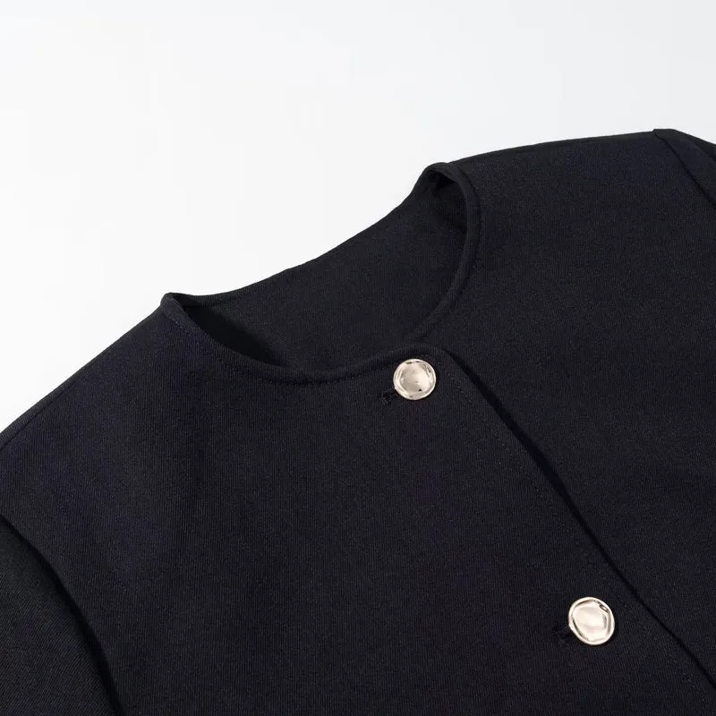 Damen Kurzblazer ohne Kragen mit Rundhalsausschnitt, Zierknopf‑Verschluss und paspelierten Taschen Drune