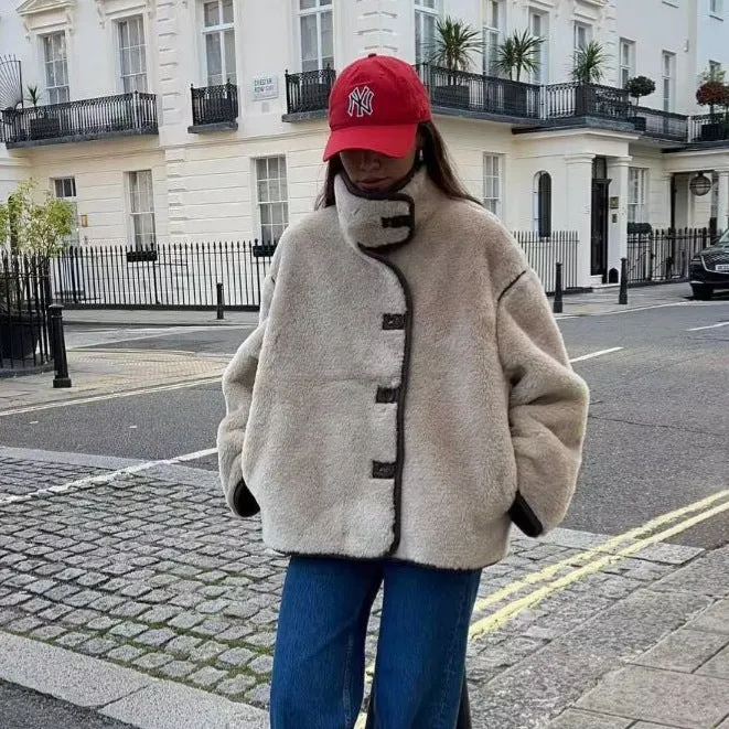 Damen Kurz geschnittener Oversize Teddy-Mantel mit Stehkragen und Kontrastpaspeln Drune