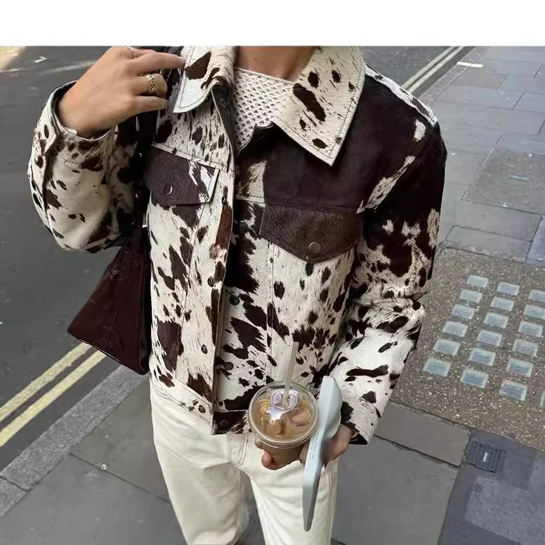 Damen Kurz geschnittene Western‑inspiriere Jacke mit Kuhflecken‑Felloptik und Brusttaschen Drune