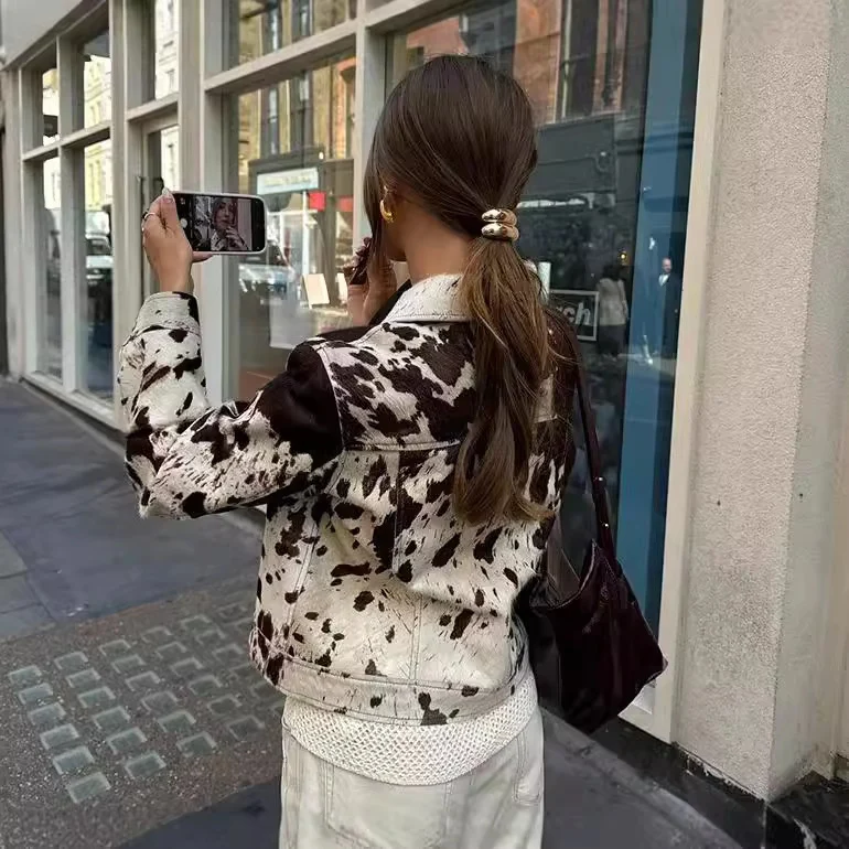 Damen Kurz geschnittene Western‑inspiriere Jacke mit Kuhflecken‑Felloptik und Brusttaschen Drune