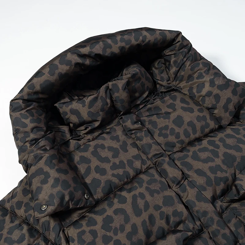 Damen Kurz geschnittene gesteppte Jacke mit hohem Kapuzenkragen, Tunnelzugsaum und Leopardenprint Drune