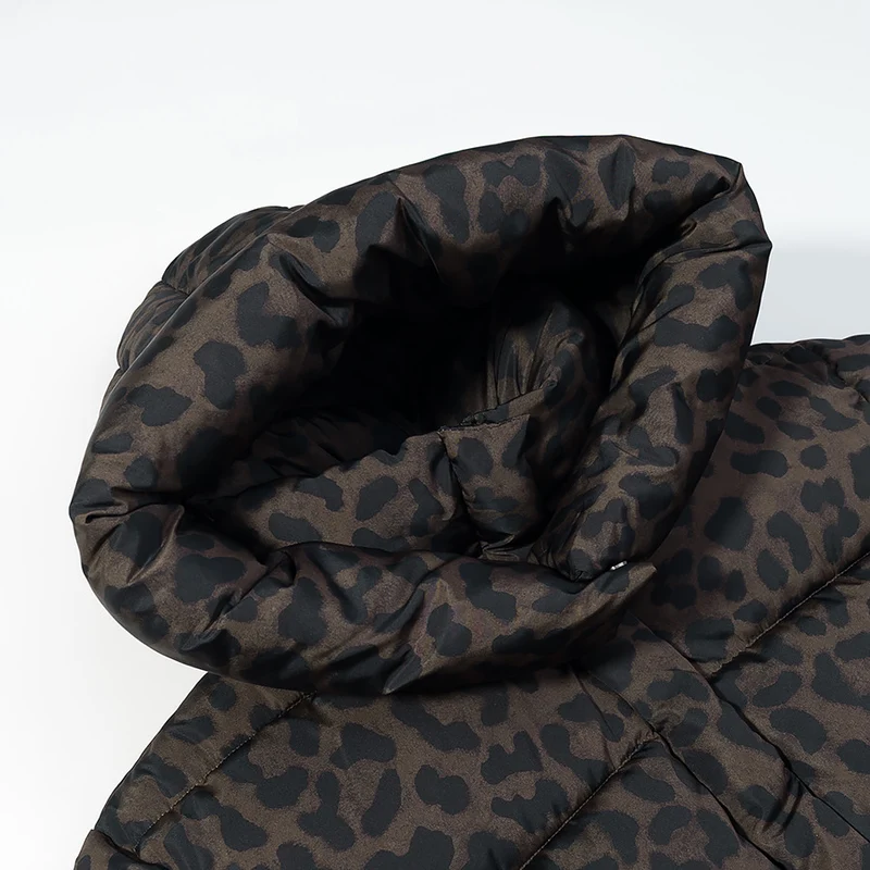 Damen Kurz geschnittene gesteppte Jacke mit hohem Kapuzenkragen, Tunnelzugsaum und Leopardenprint Drune