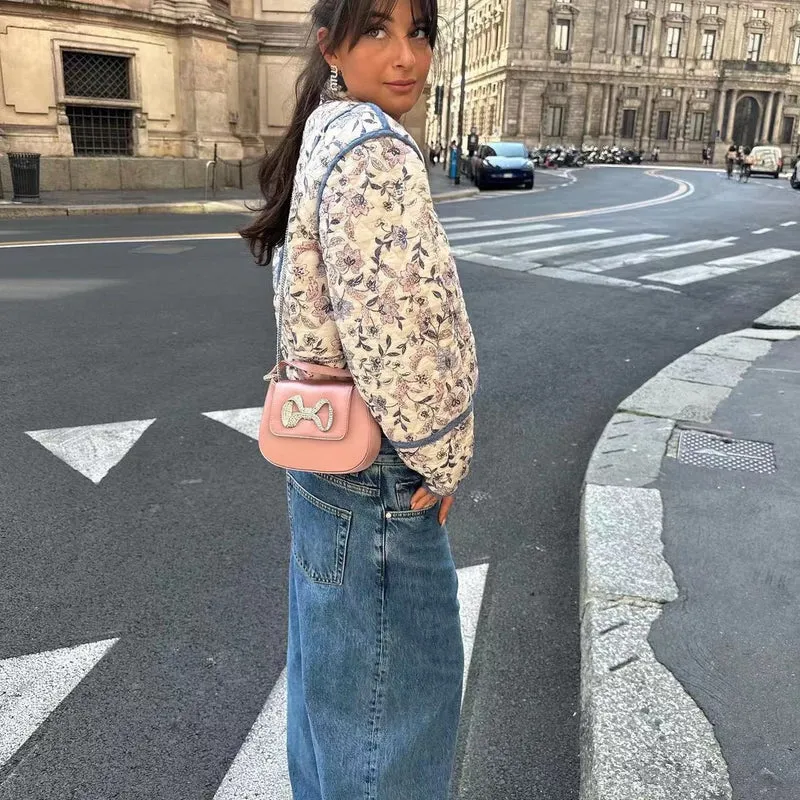 Damen Kurz geschnittene gesteppte Blousonjacke mit floraler Stickerei und Kontrastpaspel Drune