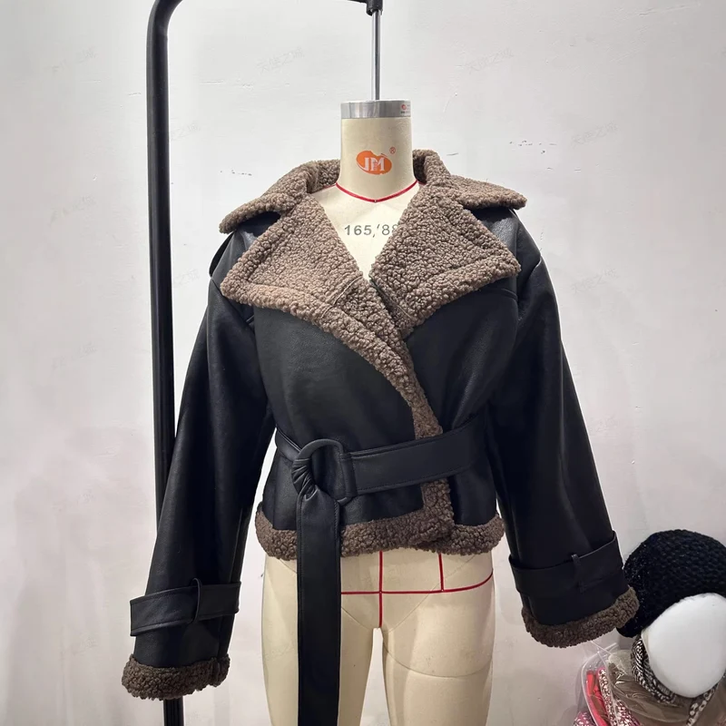 Damen Kurz geschnittene Fliegerjacke aus Lederoptik mit Teddyfutter und Taillengürtel Drune
