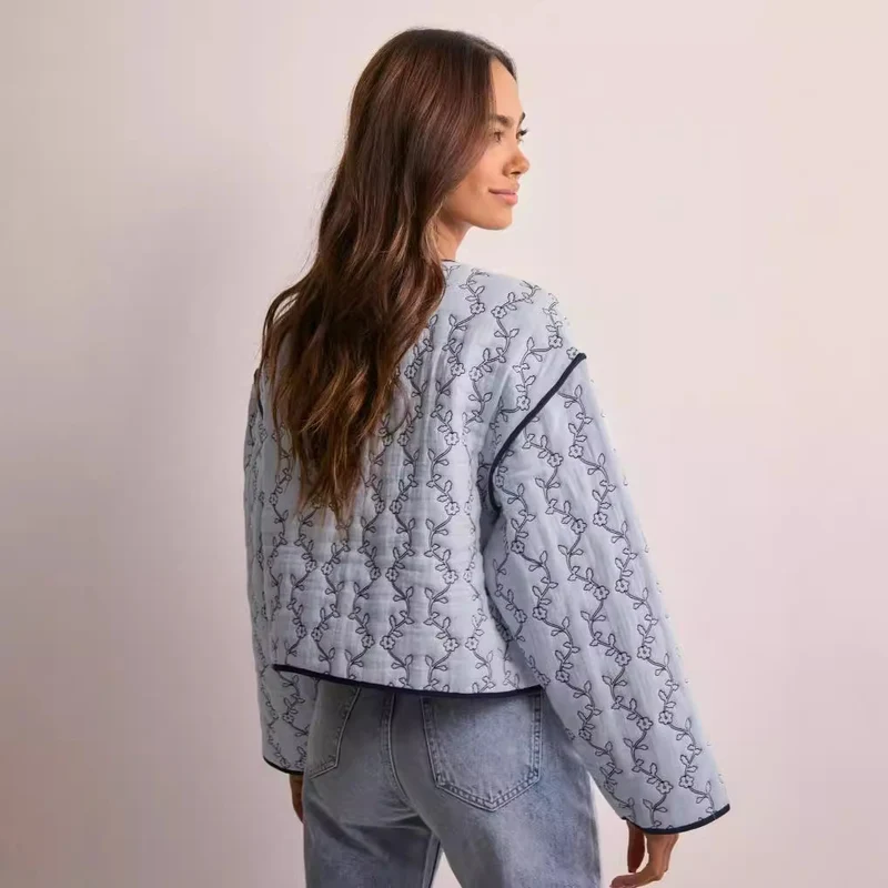 Damen gesteppte Kurzjacke mit V‑Ausschnitt, Kontrastpaspel und floraler Steppapplikation Drune