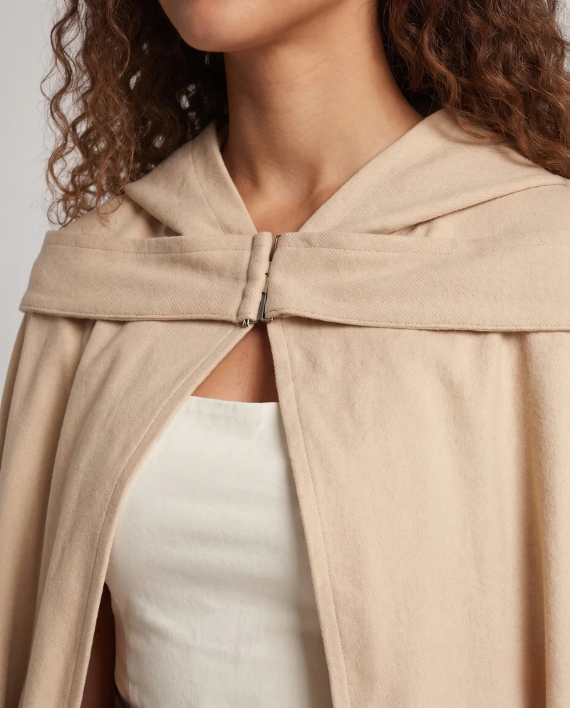 Damen Cosplay-Outfit mit kunstvollem Umhang und detailverliebt gestalteten Accessoires Drune