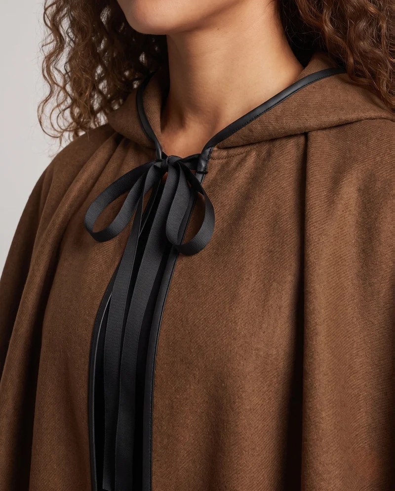 Damen eleganter Kapuzenumhang mit fließendem Schnitt und weiten Ärmeln Drune