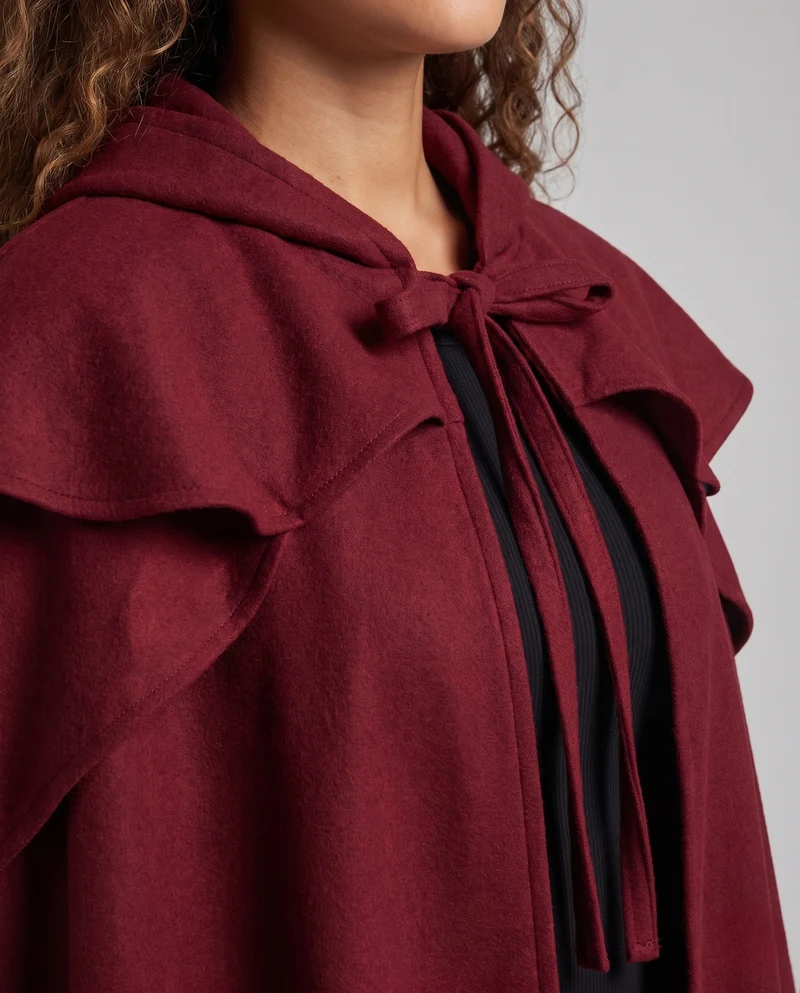 Damen eleganter Kapuzenumhang mit schwingendem Schnitt und Rüschenakzenten Drune