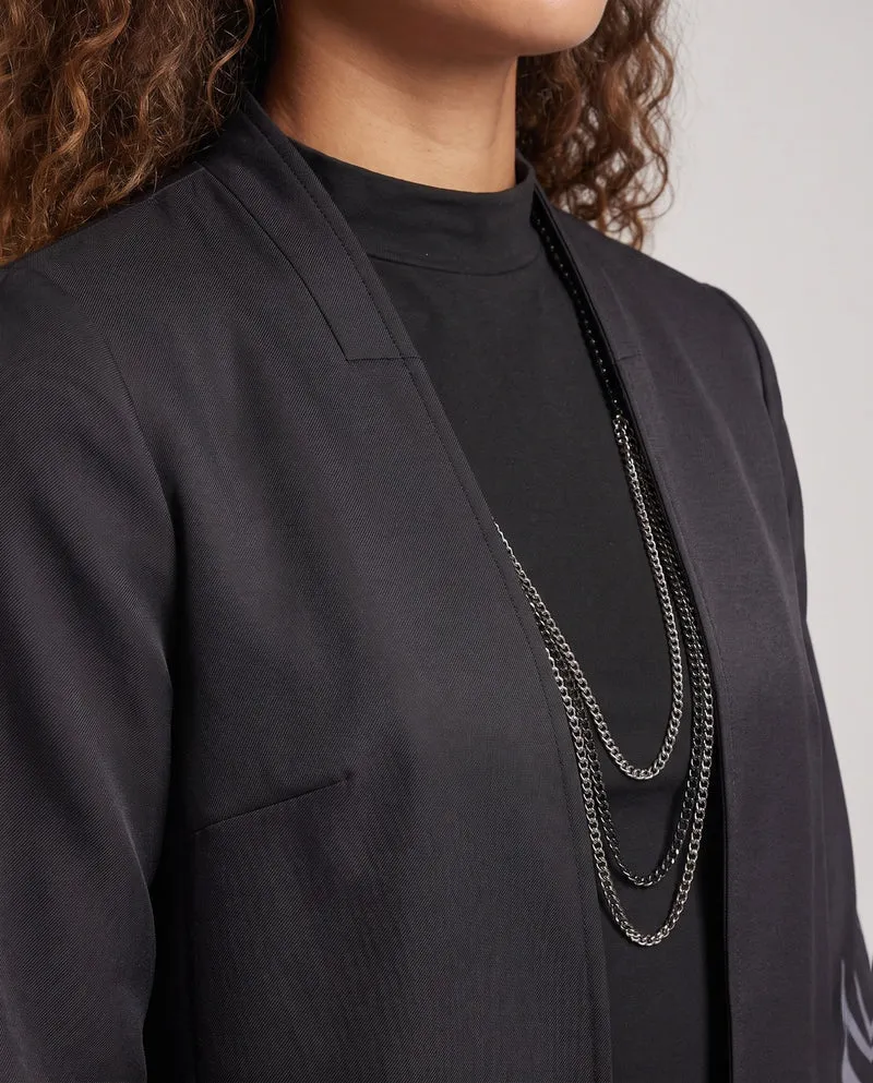 Damen kostümset mit kunstvollem Umhang und stilvollen Accessoires Drune