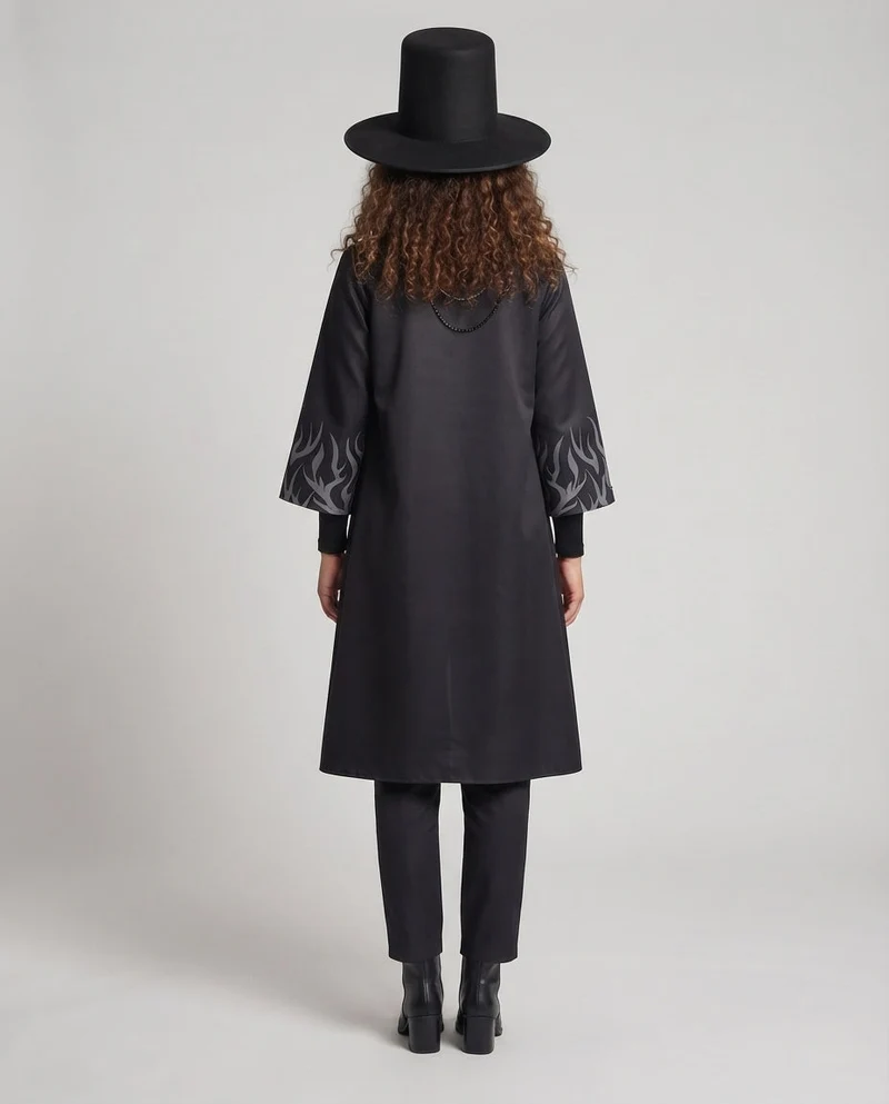 Damen kostümset mit kunstvollem Umhang und stilvollen Accessoires Drune