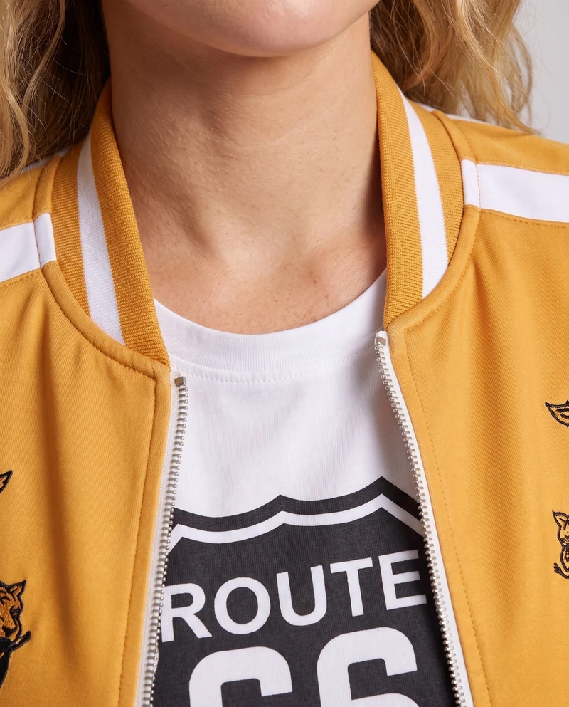 Damen sportliches Outfit mit stylischer Jacke und bequemen Jogginghosen Drune