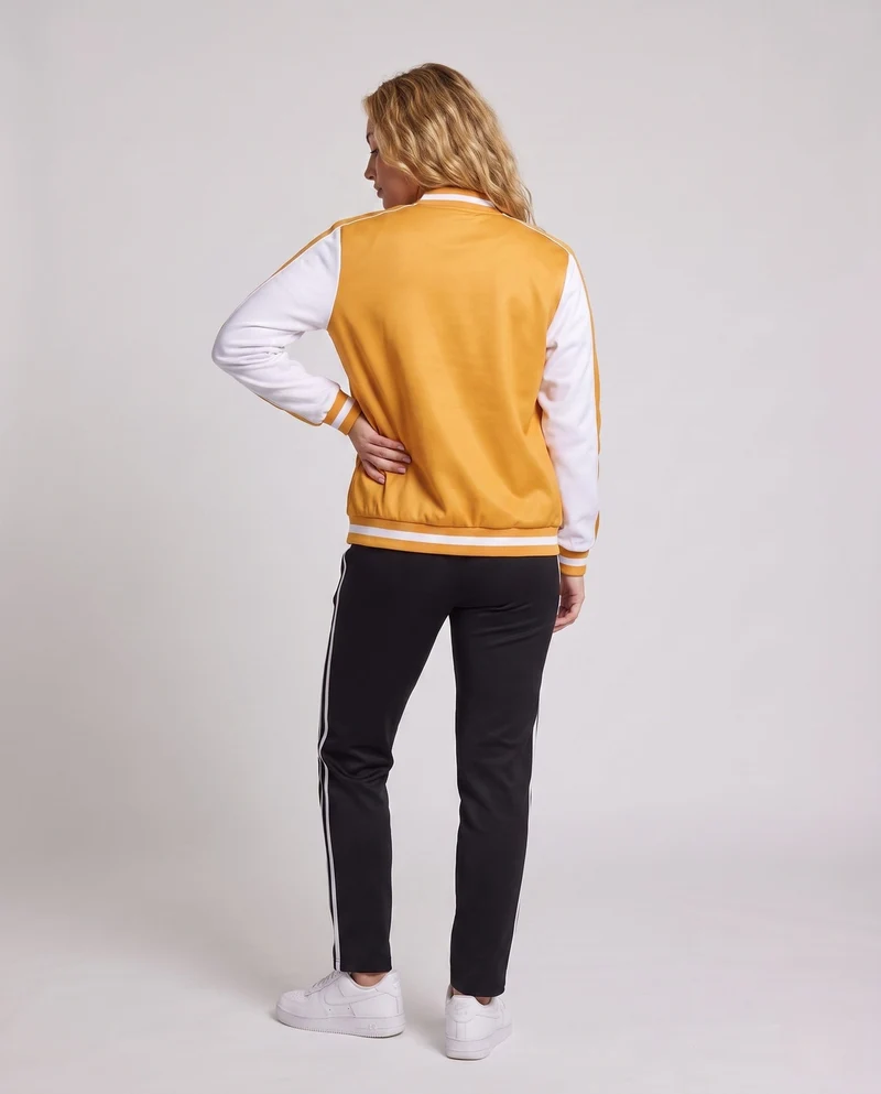 Damen sportliches Outfit mit stylischer Jacke und bequemen Jogginghosen Drune