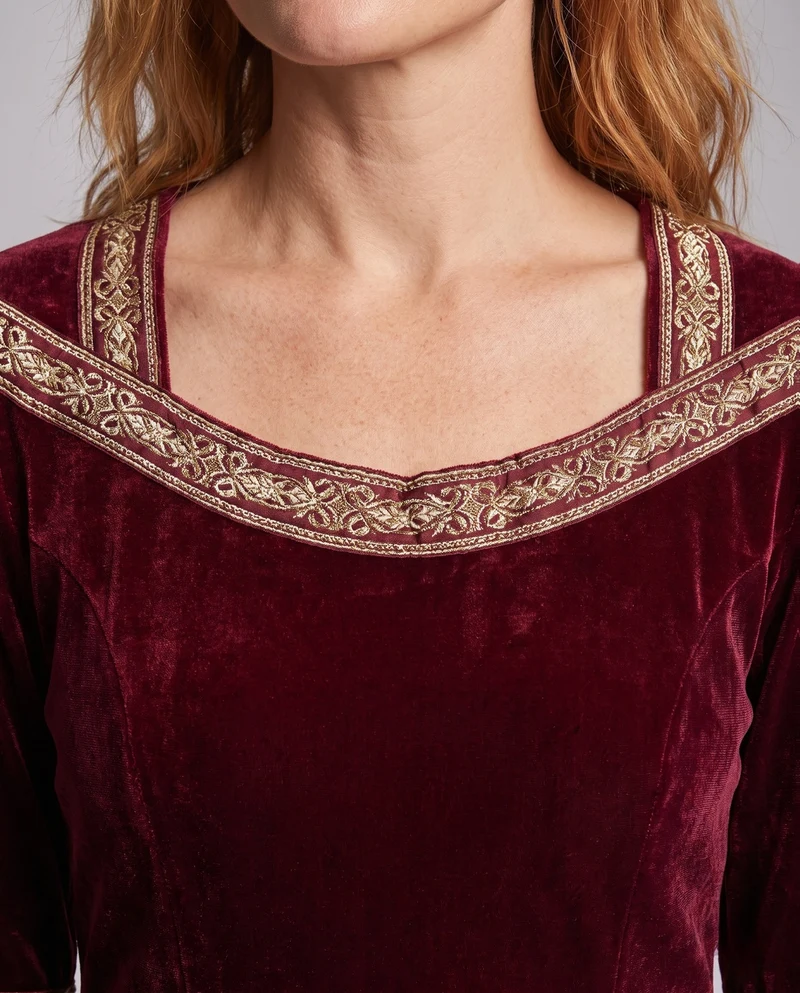 Damen Elegantes Kostüm mit Kapuze und Spitzenverzierungen Drune