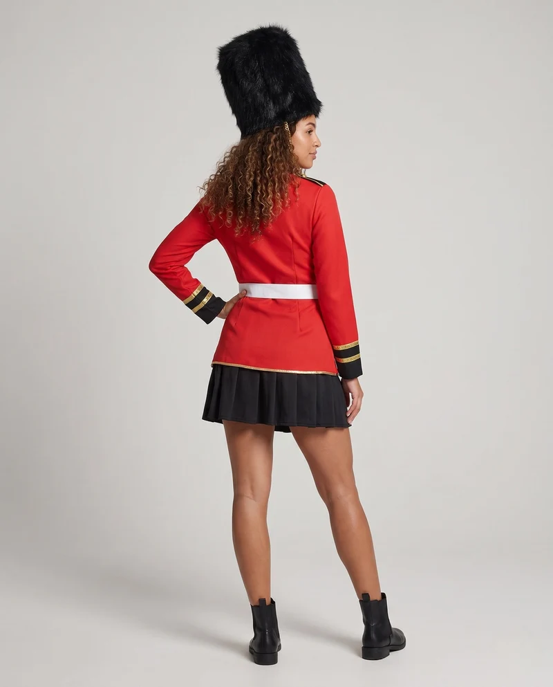 Damen Kostüm im Militärstil mit Rock und eleganten Akzenten Drune