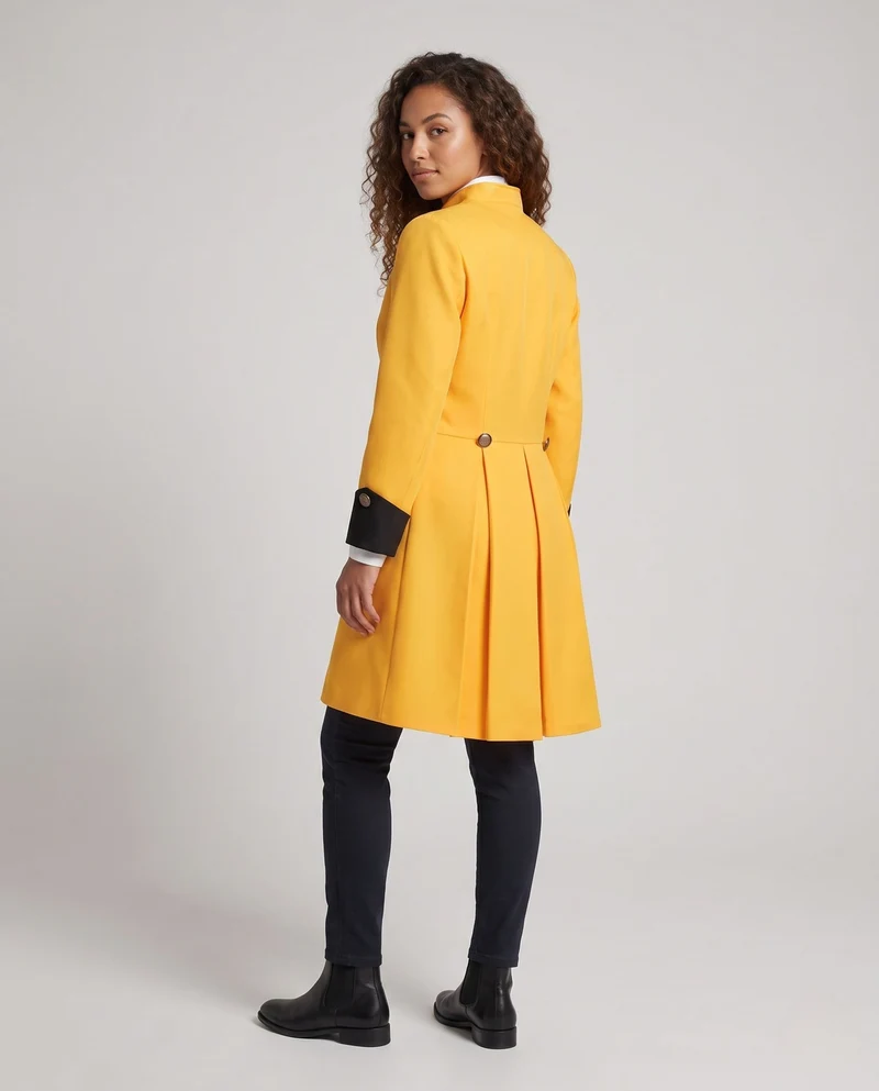 Damen historisches Kostümset mit elegantem Frack, kurzen Shorts und Kravatten Drune