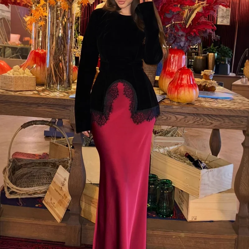 Damen Elegantes Samt-Longsleeve mit Spitzenbesatz und halbkreisförmigem Vorderschlitz Drune