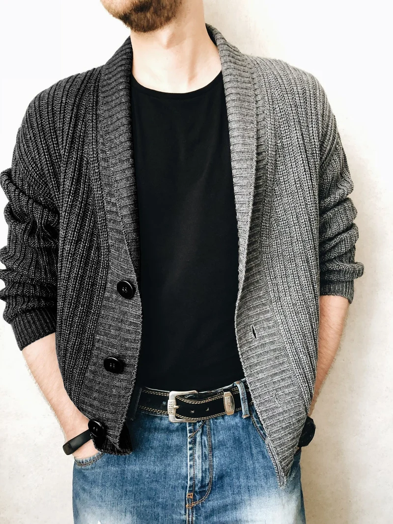 Herren Grobstrick-Cardigan mit Schalkragen, Rippstruktur und markanten Knöpfen Drune
