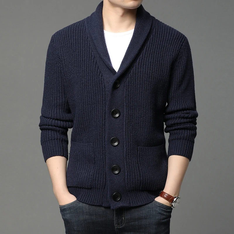 Herren Grobstrick-Cardigan mit Schalkragen, aufgesetzten Taschen und Knopfleiste Drune