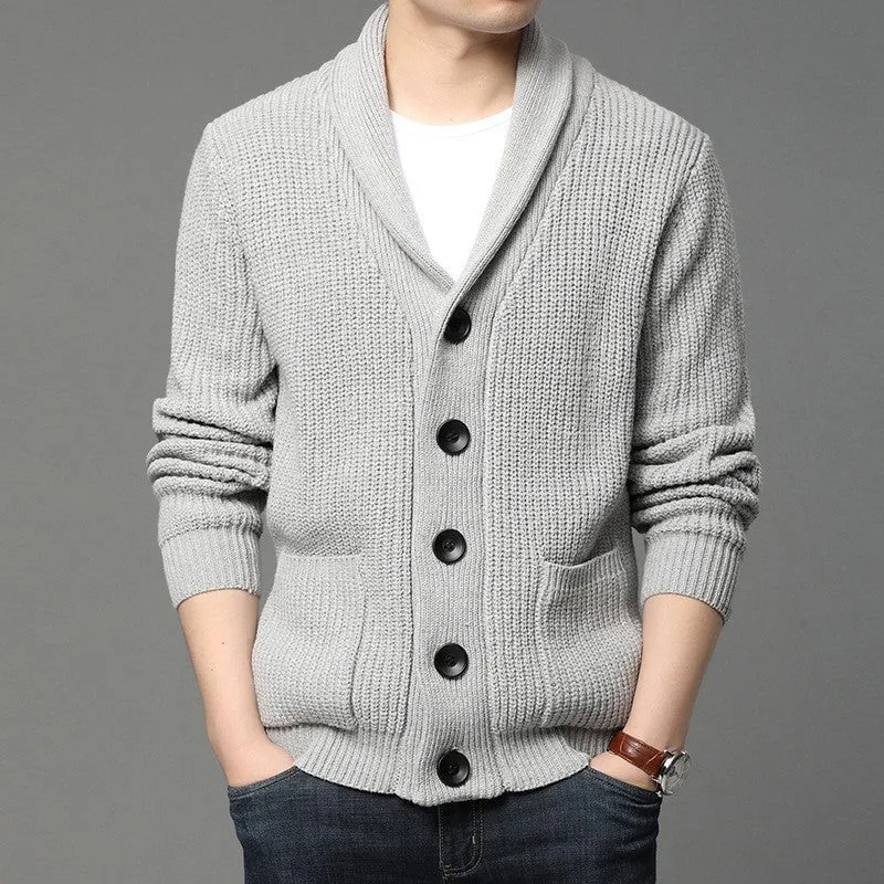 Herren Grobstrick-Cardigan mit Schalkragen, aufgesetzten Taschen und Knopfleiste Drune