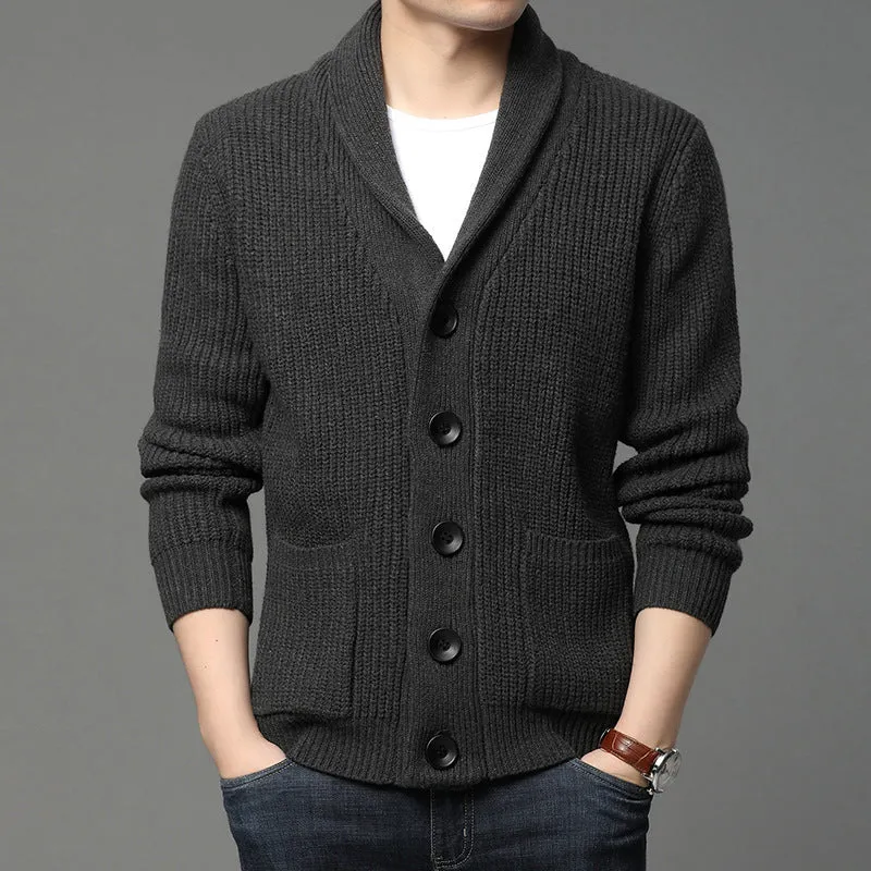 Herren Grobstrick-Cardigan mit Schalkragen, aufgesetzten Taschen und Knopfleiste Drune