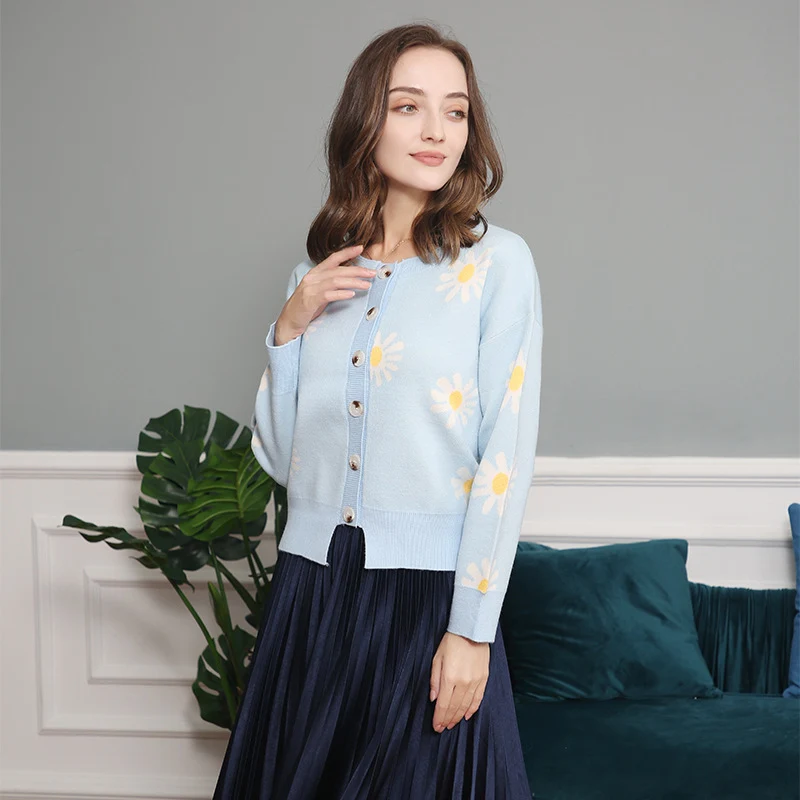Damen Oversize-Strickcardigan mit Blumenapplikation, Perlmuttknöpfen und Wellensaum Drune
