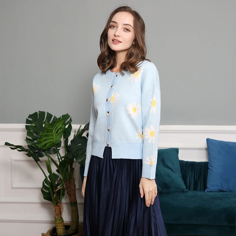 Damen Oversize-Strickcardigan mit Blumenapplikation, Perlmuttknöpfen und Wellensaum Drune