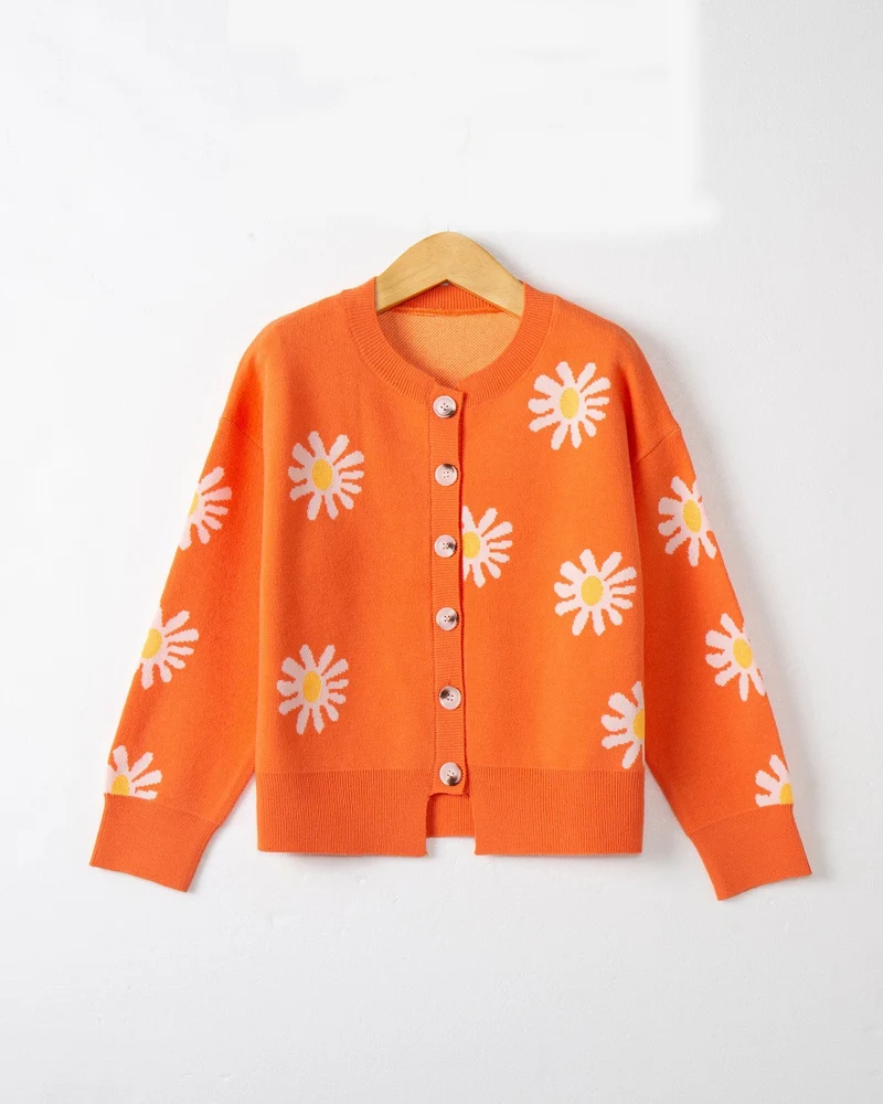 Damen Oversize-Strickcardigan mit Blumenapplikation, Perlmuttknöpfen und Wellensaum Drune