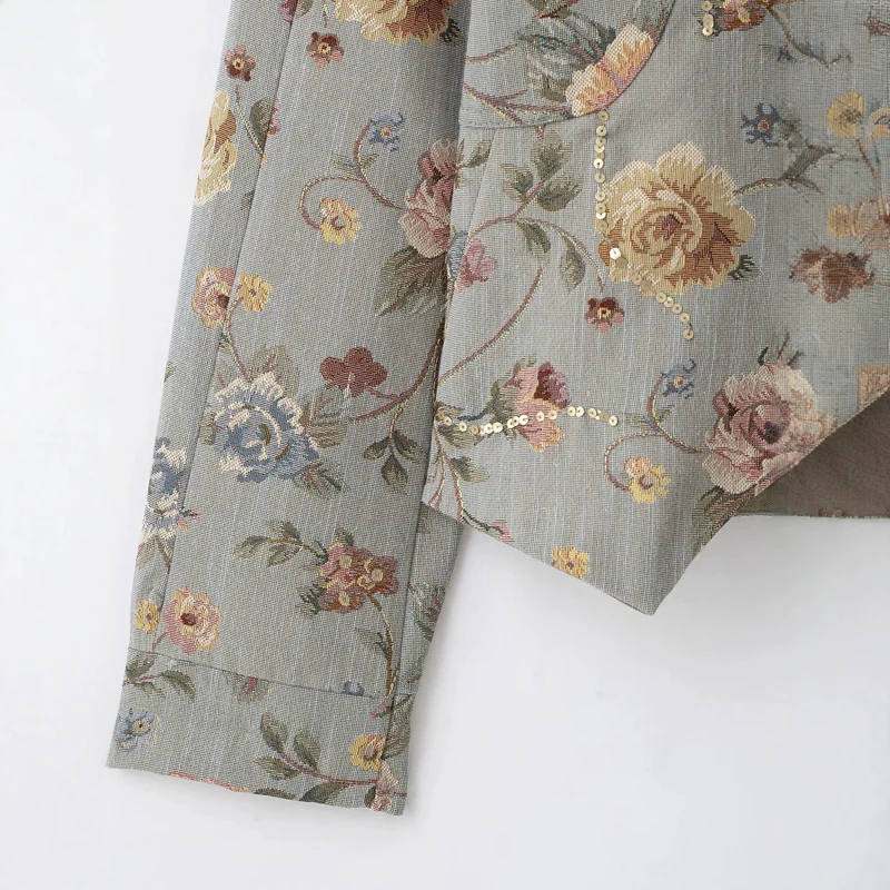 Damen Kurzjacke im Jacquard‑Blütenmuster mit Stehkragen und Zierknopfleiste Drune