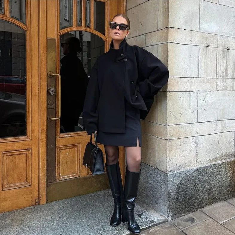 Damen 9800+ kurze boxy‑Wollmix‑Jacke mit hohem Funnelkragen, asymmetrischer Knopfleiste und verstellbaren Manschetten Drune