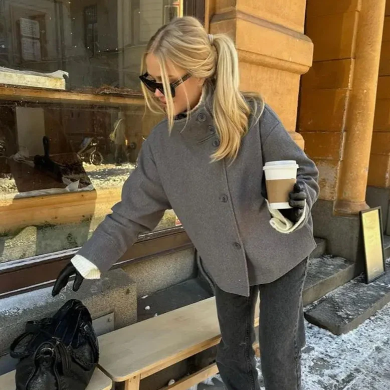 Damen 9800+ kurze boxy‑Wollmix‑Jacke mit hohem Funnelkragen, asymmetrischer Knopfleiste und verstellbaren Manschetten Drune