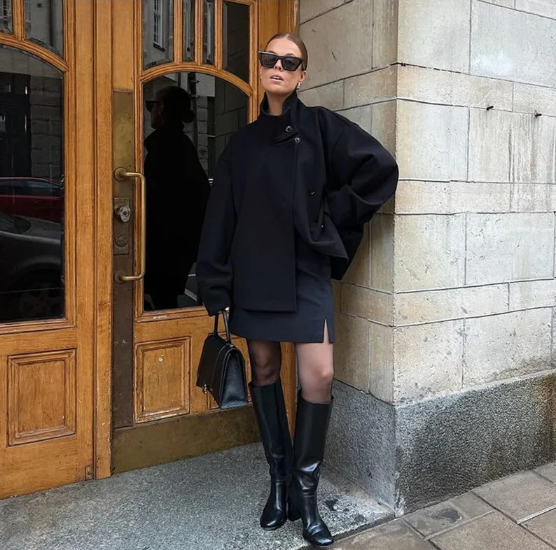 Damen 9800+ kurze boxy‑Wollmix‑Jacke mit hohem Funnelkragen, asymmetrischer Knopfleiste und verstellbaren Manschetten Drune