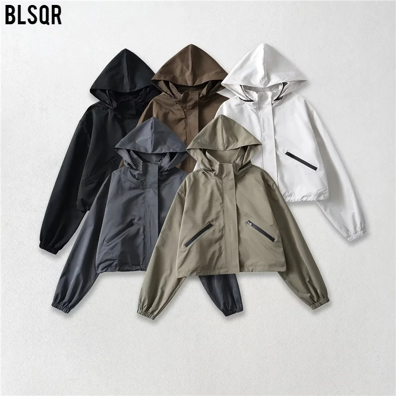 Damen Cropped Regenjacke mit Kapuze, wasserabweisender Tech‑Qualität und schrägen Reißverschlusstaschen Drune