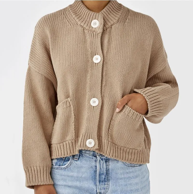 Damen Kurzer Boxy-Cardigan aus Grobstrick mit hoher Knopfleiste und Eingrifftaschen Drune