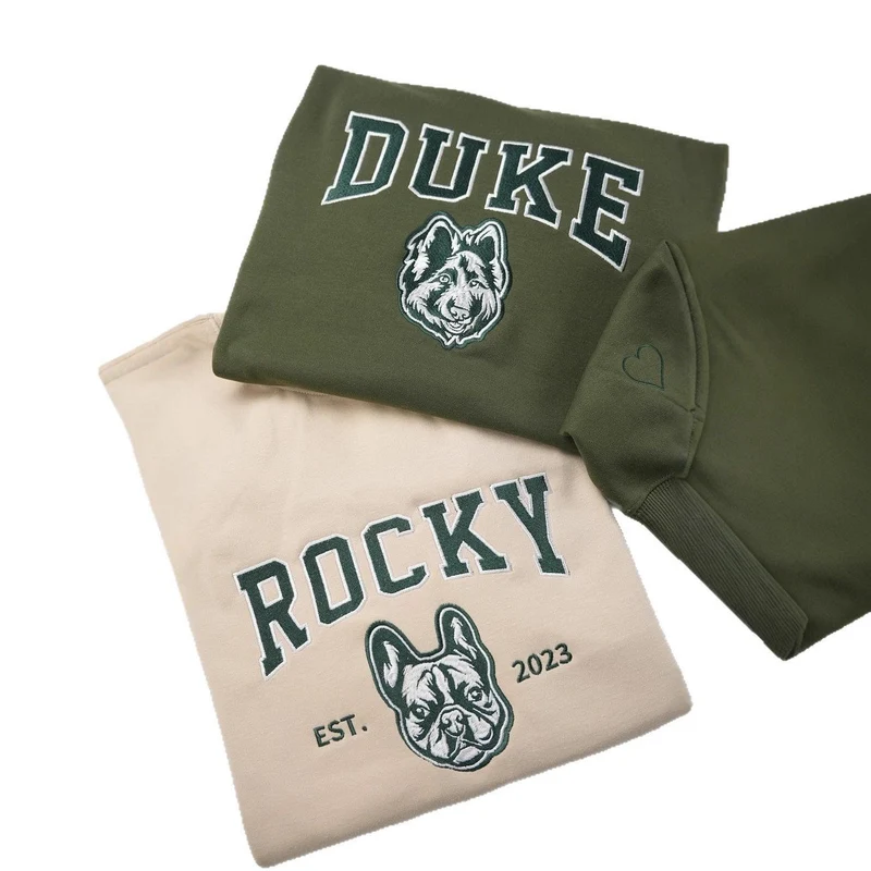 Unisex Besticktes College-Sweatshirt mit Hundeporträt und Vintage-Logo Drune