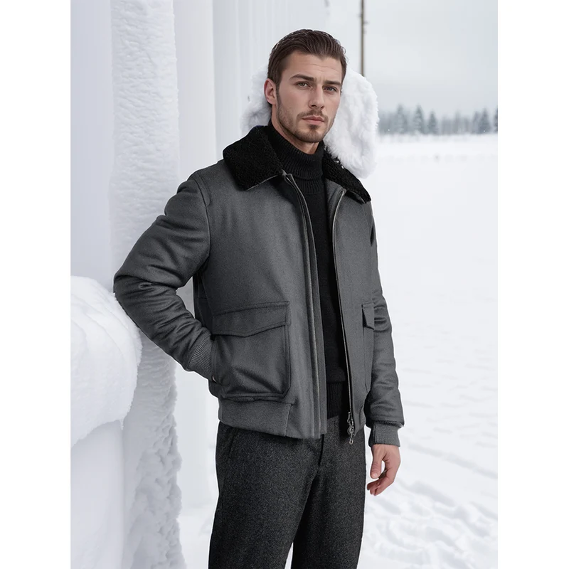 Herren Pilotjacke im Fliegerstil mit Teddykragen, Zwei‑Wege‑Reißverschluss und aufgesetzten Klappentaschen Drune