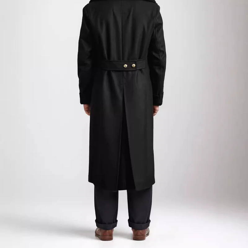 Herren Longline-Mantel im Military‑Look mit breitem Schalkragen und markanten Zierknöpfen Drune