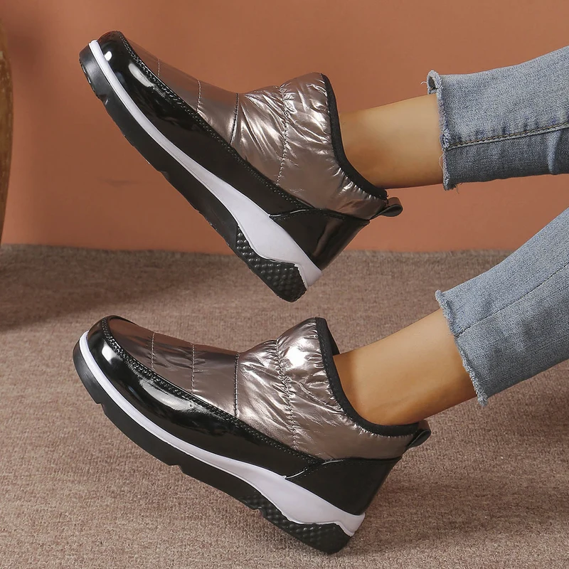 Damen Wattierte Slip-On Sneakers mit glänzendem Lackfinish und keilförmiger Komfortsohle Drune