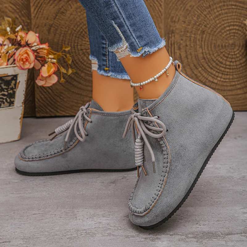 Damen Velours‑Mokassin‑Stiefelette mit handgenähter Ziernaht und Quasten‑Schnürung Drune