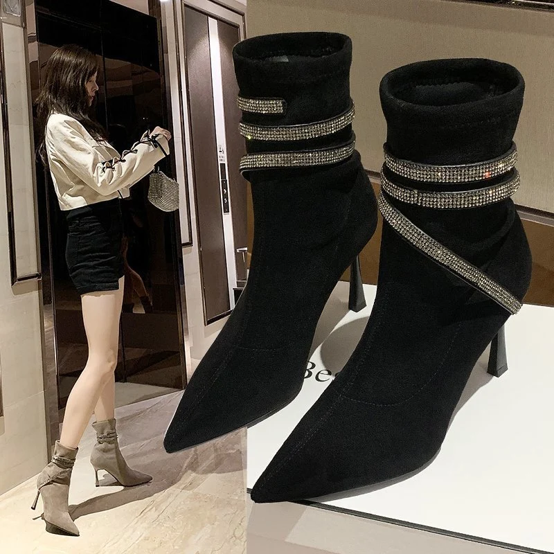 Damen Stiefeletten mit spitzer Zehenpartie, Veloursoptik und funkelnden Strass‑Riemchen Drune