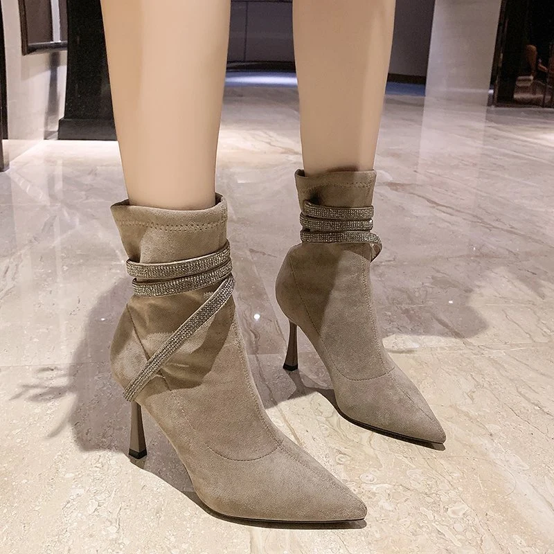 Damen Stiefeletten mit spitzer Zehenpartie, Veloursoptik und funkelnden Strass‑Riemchen Drune