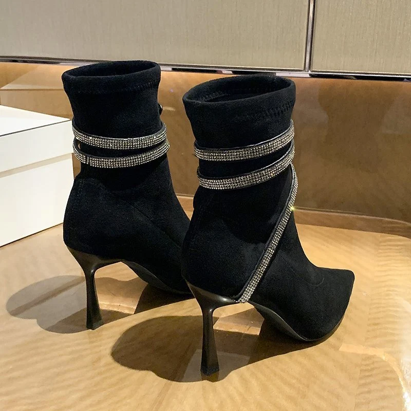 Damen Stiefeletten mit spitzer Zehenpartie, Veloursoptik und funkelnden Strass‑Riemchen Drune