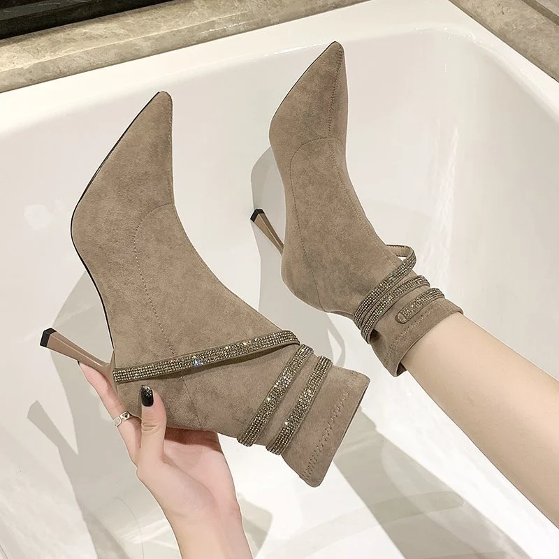 Damen Stiefeletten mit spitzer Zehenpartie, Veloursoptik und funkelnden Strass‑Riemchen Drune