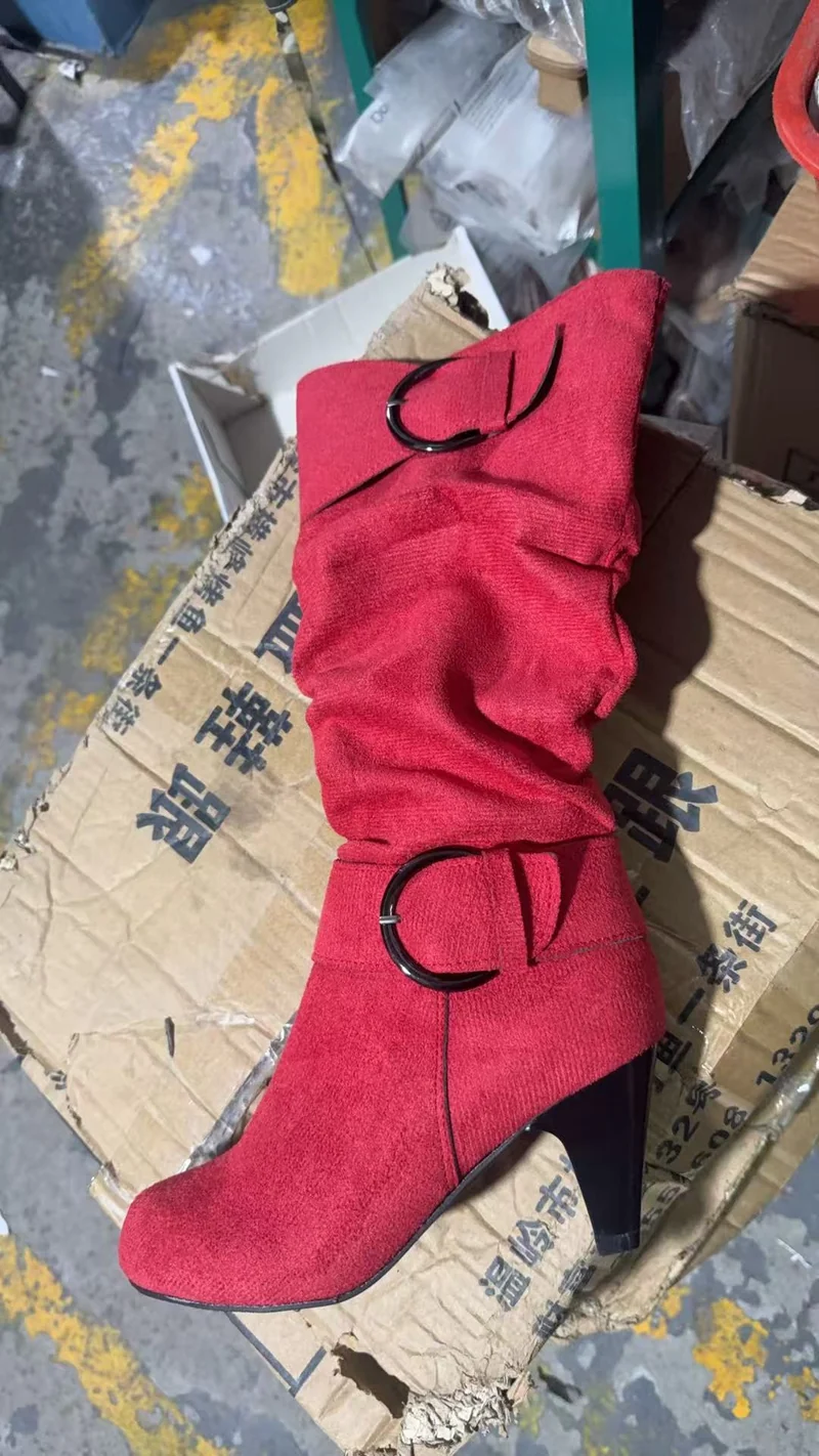 Damen Stiefel mit weichem Kunstvelours, Schlupf-Schaft und Zierschnallen Drune