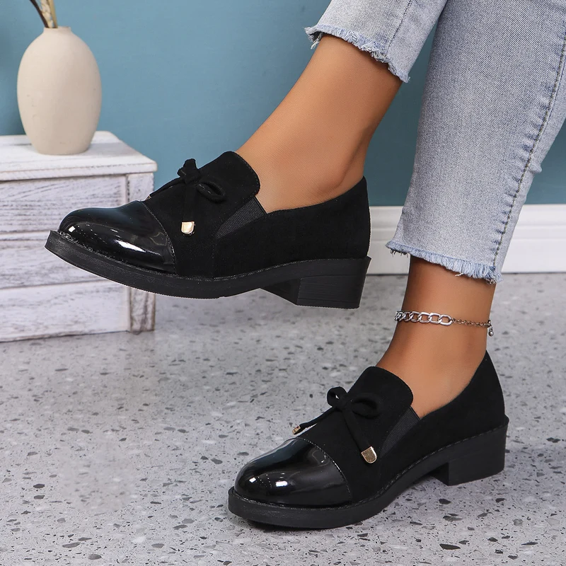 Damen Slip-On Loafer aus Veloursimitat mit Lackkappe, elastischem Einsatz und Zierschleife Drune