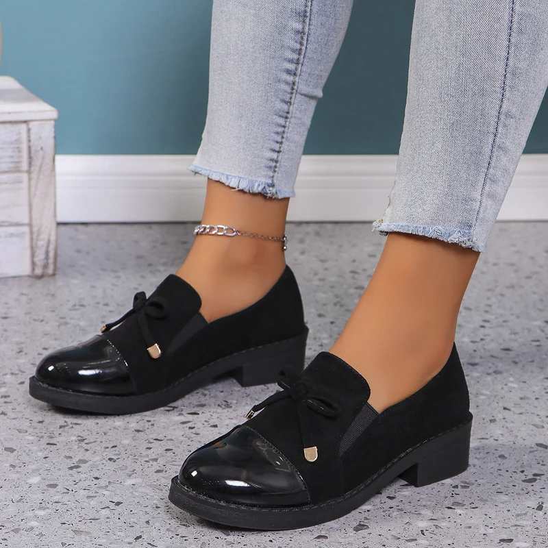 Damen Slip-On Loafer aus Veloursimitat mit Lackkappe, elastischem Einsatz und Zierschleife Drune