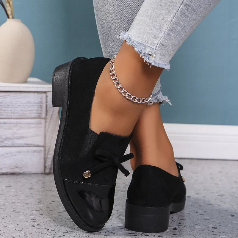 Damen Slip-On Loafer aus Veloursimitat mit Lackkappe, elastischem Einsatz und Zierschleife Drune