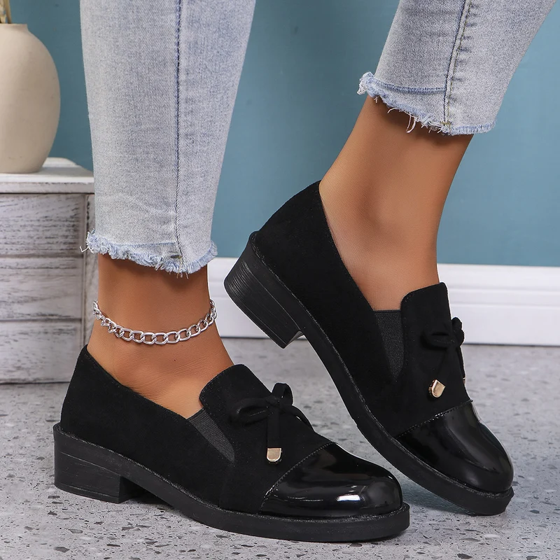 Damen Slip-On Loafer aus Veloursimitat mit Lackkappe, elastischem Einsatz und Zierschleife Drune