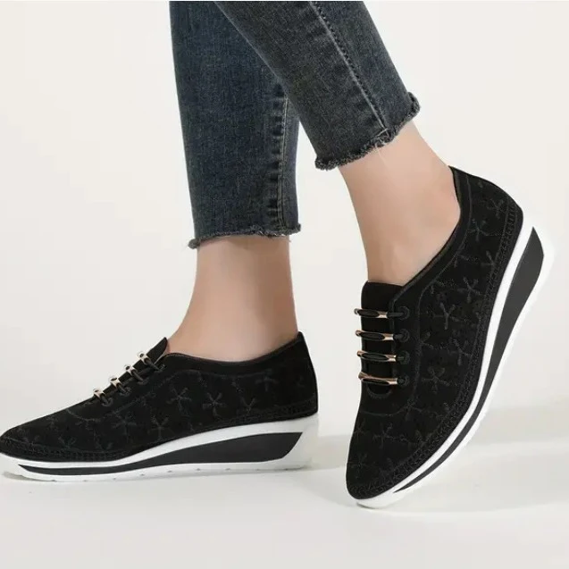 Damen Perforierte Keil‑Sneaker mit elastischer Schnürung und gepolstertem Komfortfußbett Drune