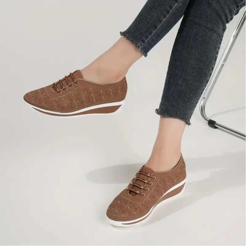Damen Perforierte Keil‑Sneaker mit elastischer Schnürung und gepolstertem Komfortfußbett Drune